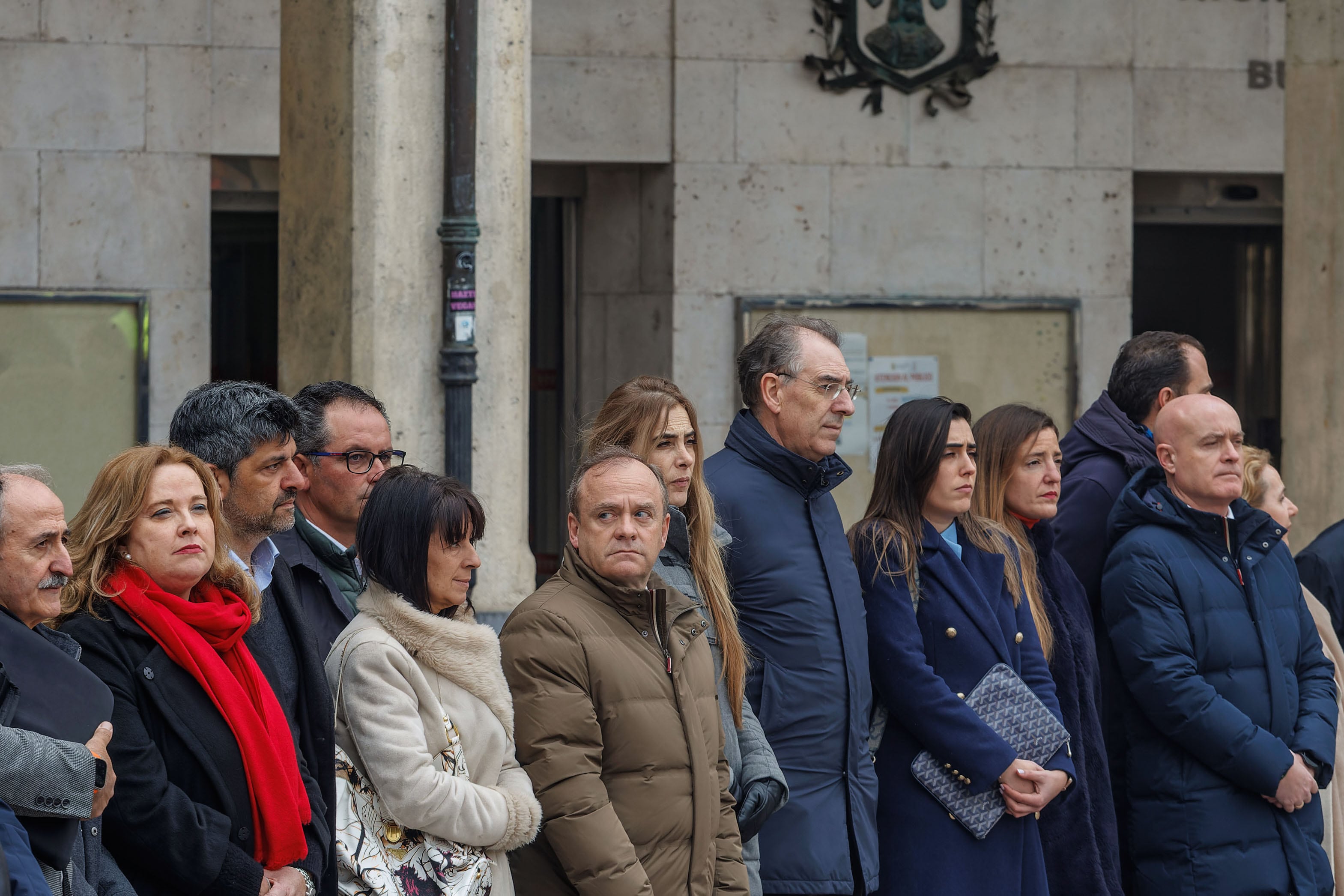 BURGOS (CASTILLA Y LEÓN), 26/02/2024.- Minuto de silencio por las victimas del incendio de Valencia y por el asesinato del joven vallisoletano este lunes, en Burgos. El Burgos CF muestra su &quot;compromiso absoluto&quot; a erradicar la violencia en los estadios, en palabras de su propietario, Marcelo Figoli, quien ha defendido que la afición burgalesa tiene un &quot;comportamiento ejemplar&quot; después de que hayan aparecido pintadas con la palabra &#039;Asesinos&#039; en el Estadio Municipal El Plantío. EFE/Santi Otero
