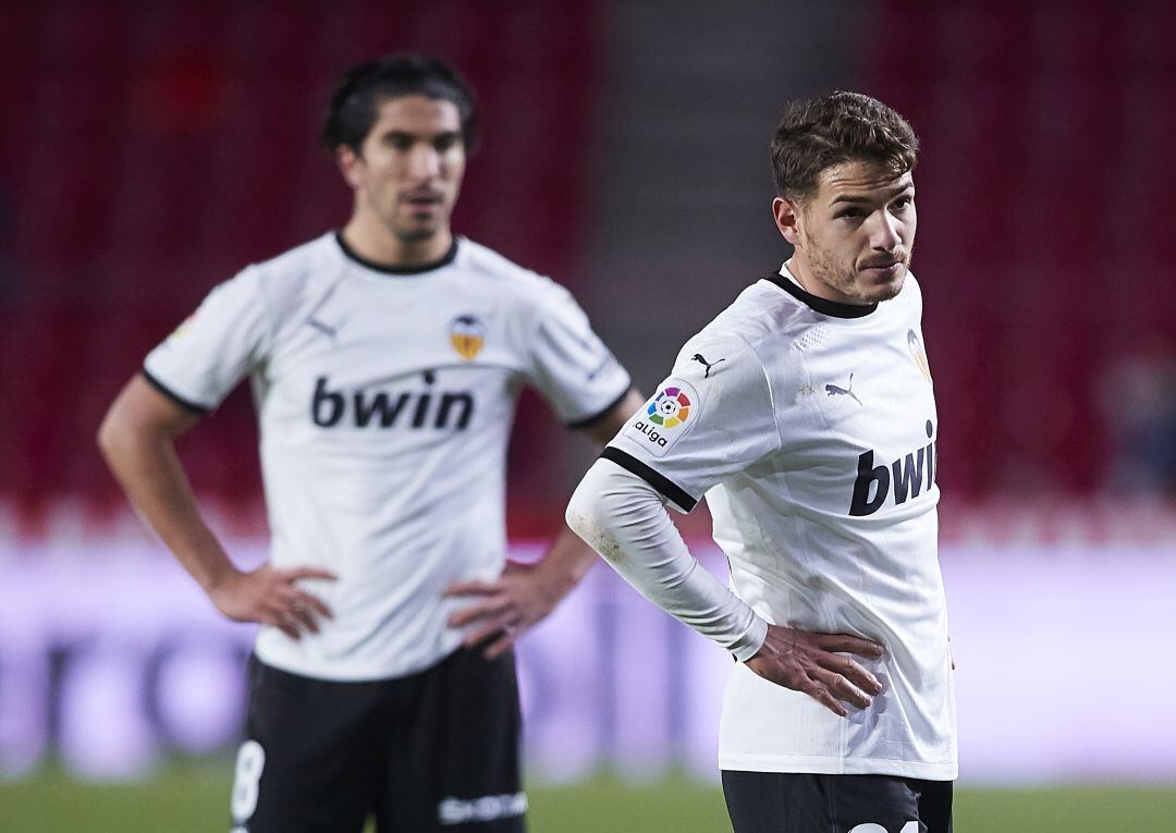 Caras de decepción en Carlos Soler y Manu Vallejo