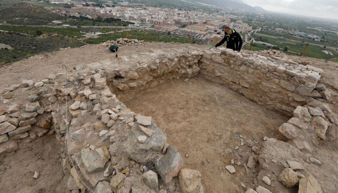 El presidente de la Asociación Patrimonio Santomera, el profesor de Geografía e Historia y arqueólogo, Miguel Pallarés, trabaja en la excavación 