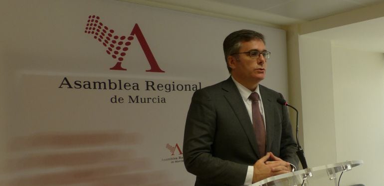 Andrés Martínez, director general del Agua, durante su comparecencia en la Sala de prensa de la Asamblea Regional.