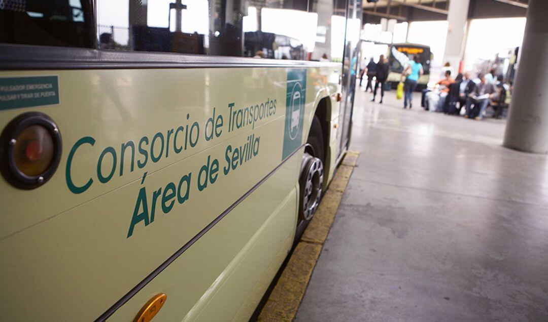 Uno de los autobuses del Consorcio de Transportes  Área de Sevilla