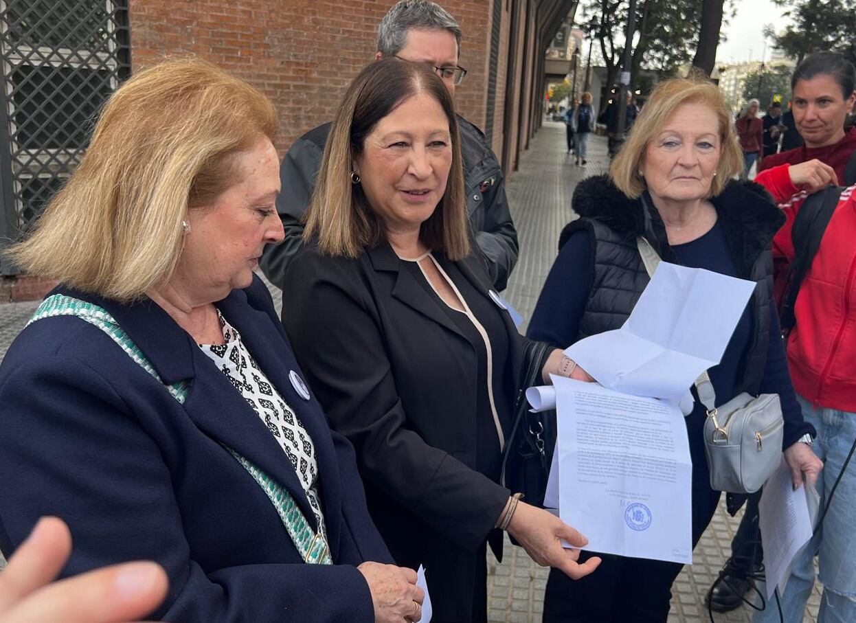 Las hermanas de García Caparrós, Francisca, Dolores y Purificación, muestran la carta recibida desde la Dirección General de Apoyo a Víctimas del Terrorismo (Cadena SER)