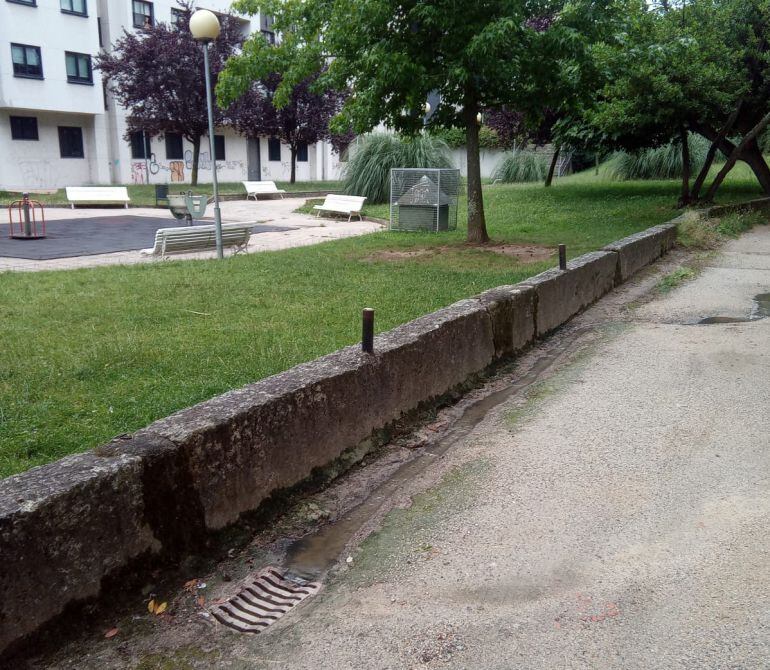 La alcantarilla vierte en las proximidades de un parque infantil