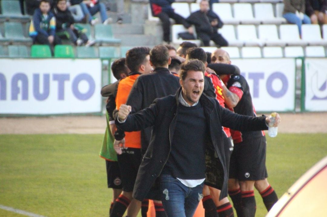 Cea celebra un gol con su antiguo equipo, el Unión Adarve