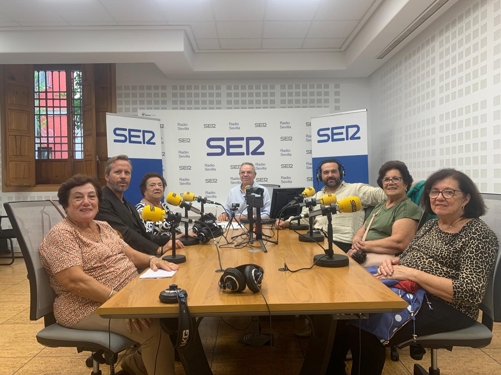 Salómón Hachuel, Alfonso Sánchez y Alberto López de Los Compadres junto a  Ana, Isabel, Reyes y Cristobalina en Radio Sevilla