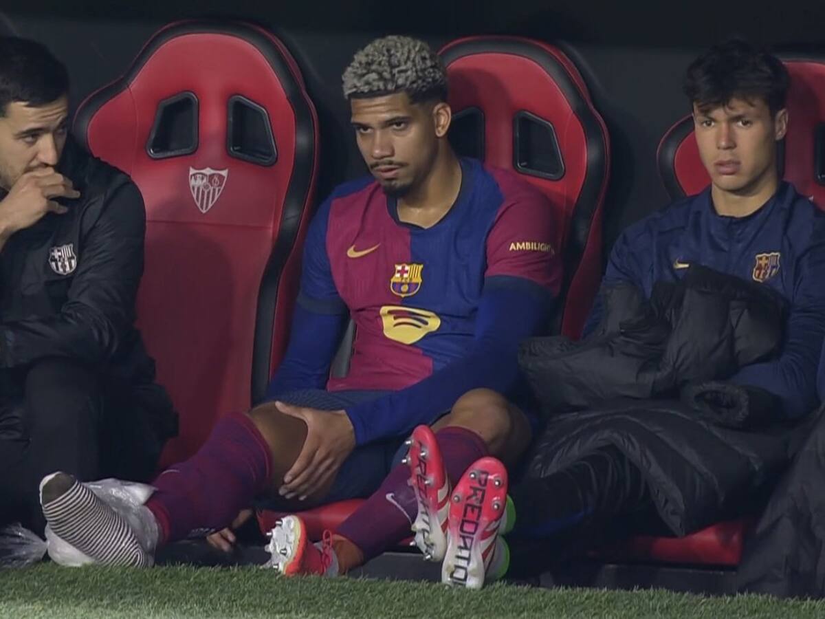 Araújo, sustituido tras una dura entrada en el Sevilla-FC Barcelona