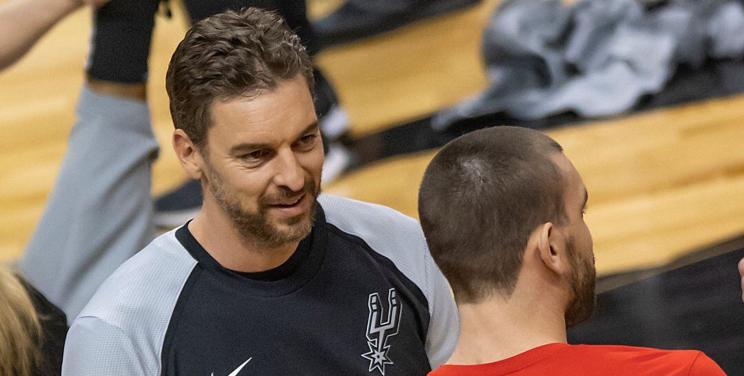 Pau Gasol charla con su hermano Marc durante el duelo entre Toronto y San Antonio