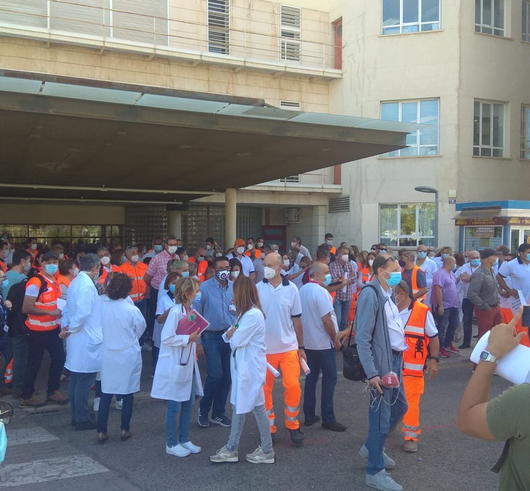 Trabajadores sanitarios protestan en el Hospital General de Alicante contra la entralización del CICU en Valencia