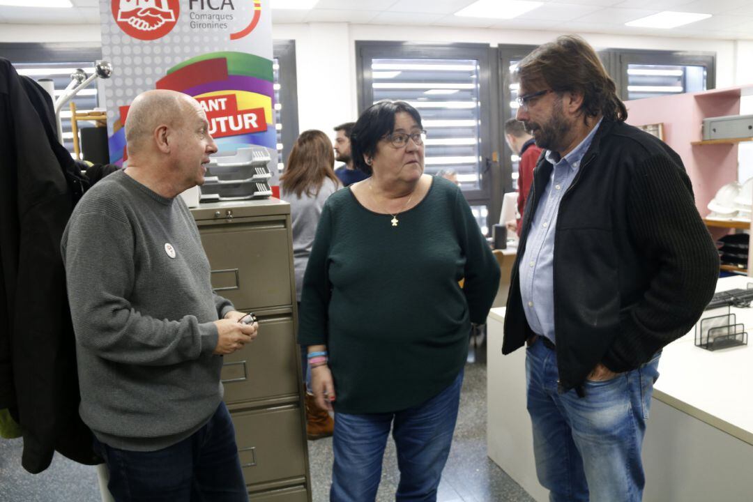 El secretari general d'UGT a Comarques Gironines, Xavier Casas, i el de Catalunya, Camil Ros, parlant amb Isabel Martínez, responsable de FICA