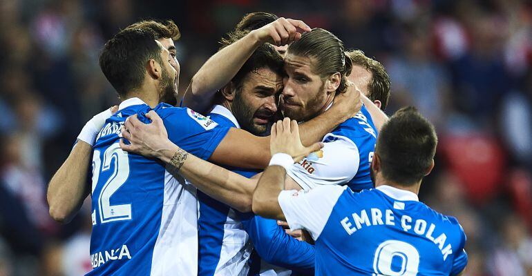Los jugadores del Deportivo celebran el primer tanto de Adrián