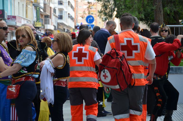 Voluntarios de Cruz Roja durante las fiestas de Moros y Cristianos de Elda 