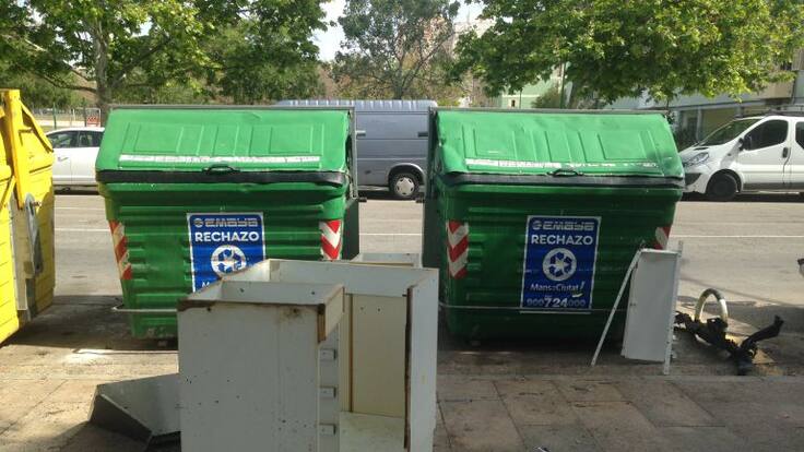 Las quejas vecinales aumentan por los trastos que se acumulan en los contenedores