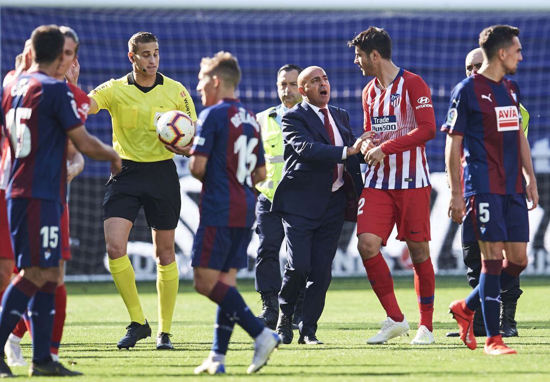 Momento en el que Álvaro Morata recrimina la decisión de Alberola Rojas. 