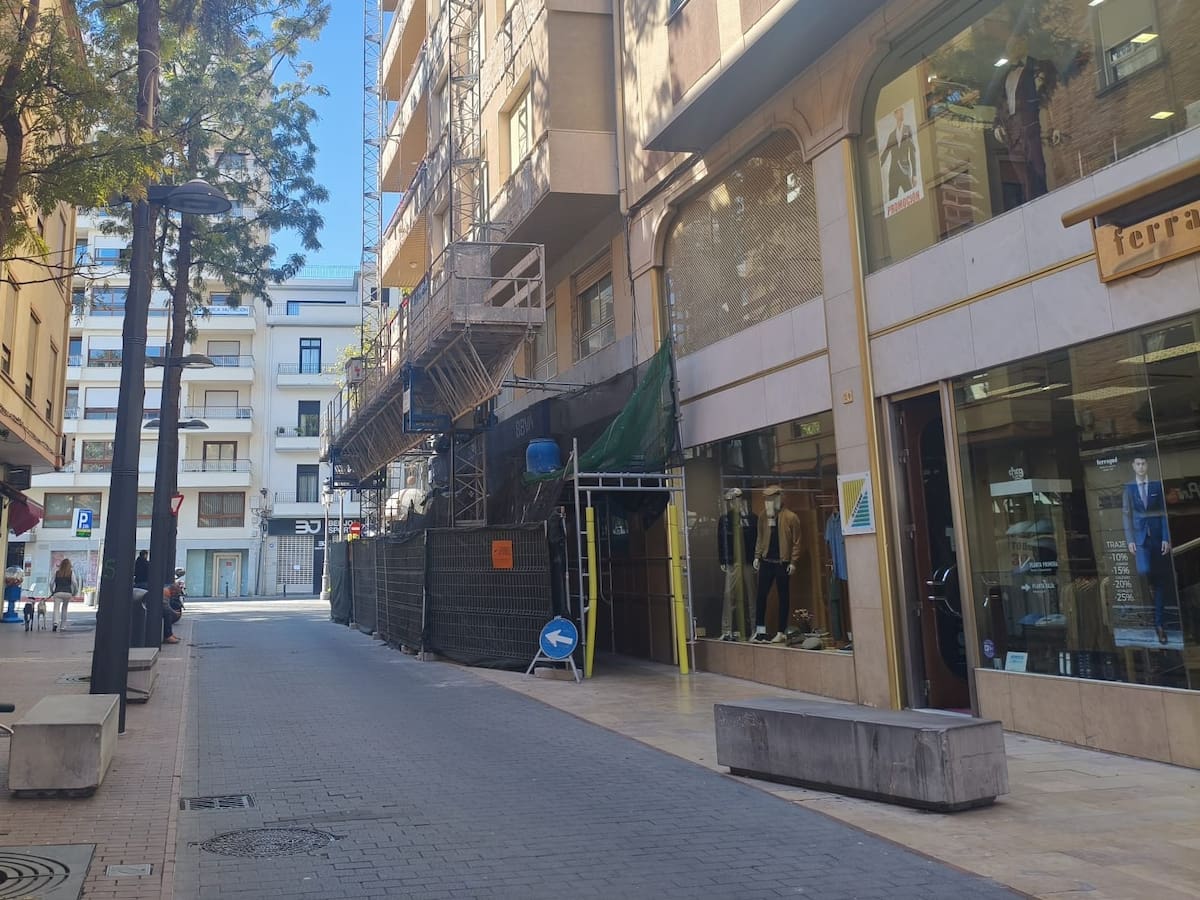 Preocupación en la Semana Santa de Gandia por un andamio que entorpece el paso de las procesiones