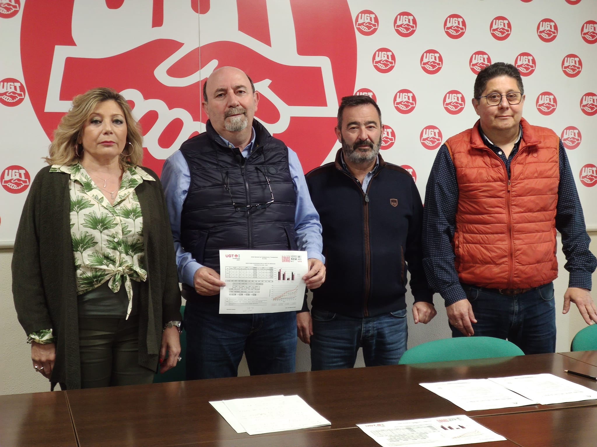 Responsables del sindicato UGT en la provincia de Jaén posan en la sala de prensa de su sede en la capital