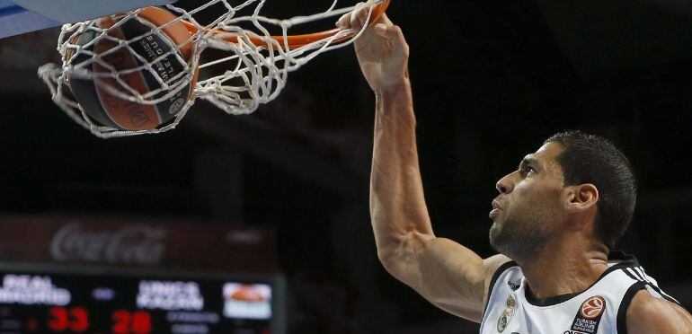 El pívot tunecido del Real Madrid Salah Mejri realiza un mate durante la derrota frente al Unics Kazan.