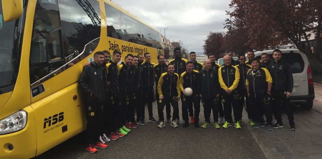 Jugadores y cuerpo técnico del Jaén Paraíso Interior FS minutos antes de partir hacia Málaga.