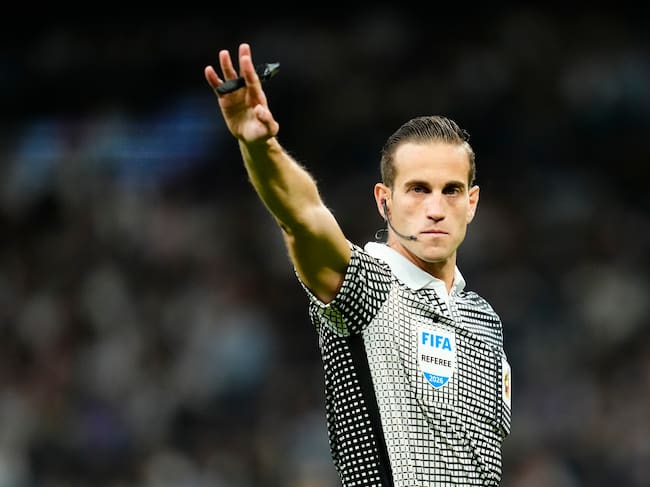 avier Alberola Rojas dirige un partido del Real Madrid en liga