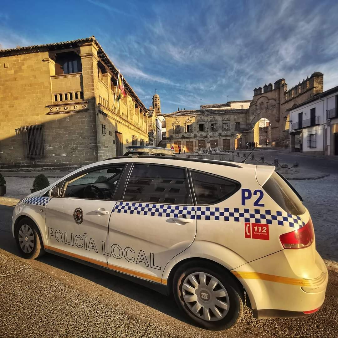 Vehículo de la Policía Local de Baeza en pleno casco antiguo de la ciudad