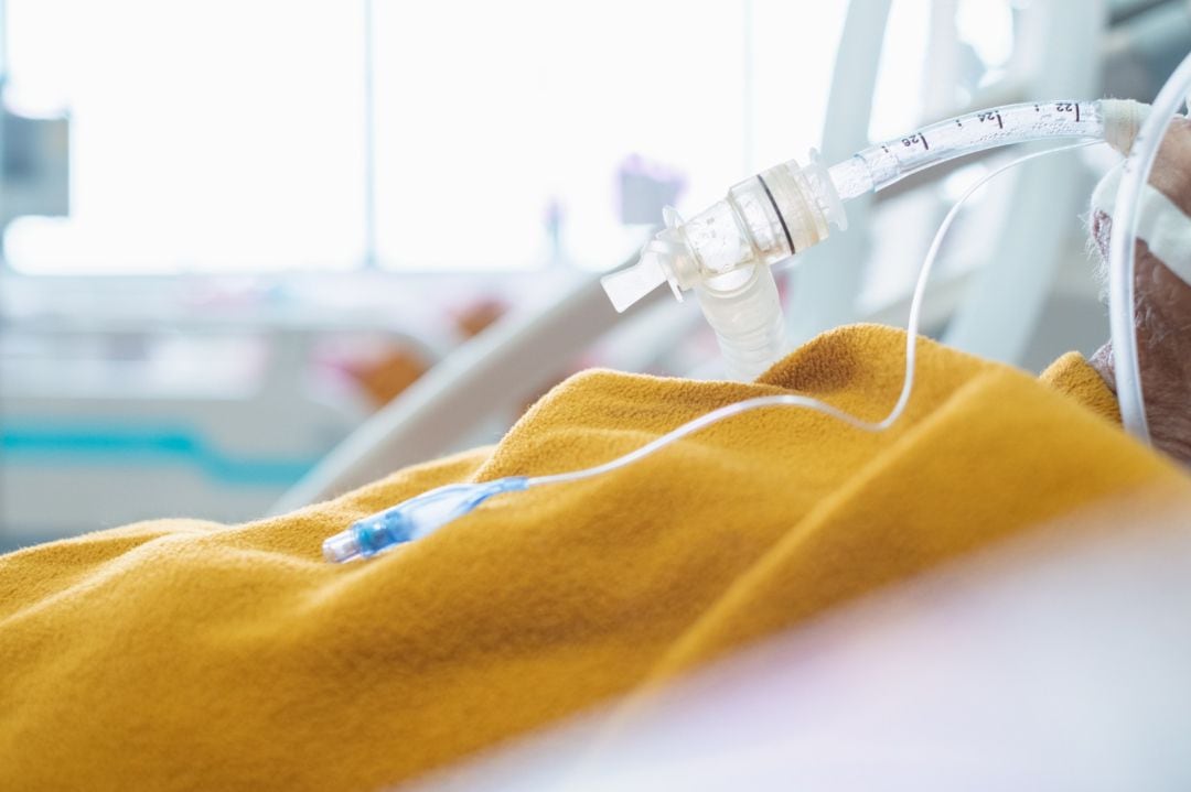 Imagen de enfermo en una UCI hospitalaria