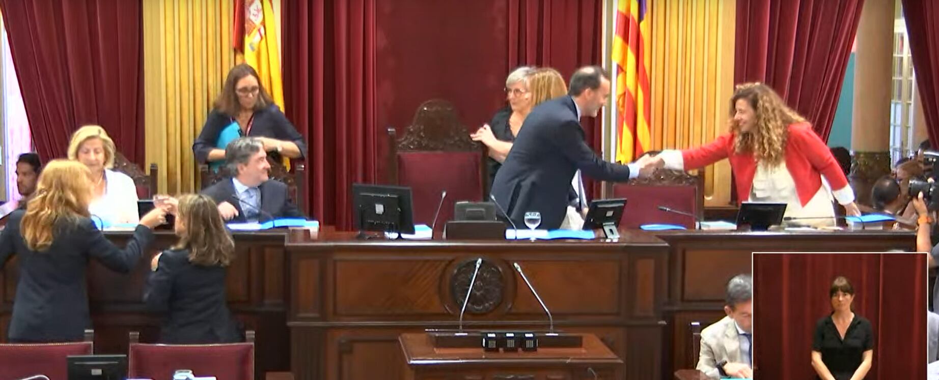 El presidente del Parlament saludando a la secretaria segunda, Pilar Costa