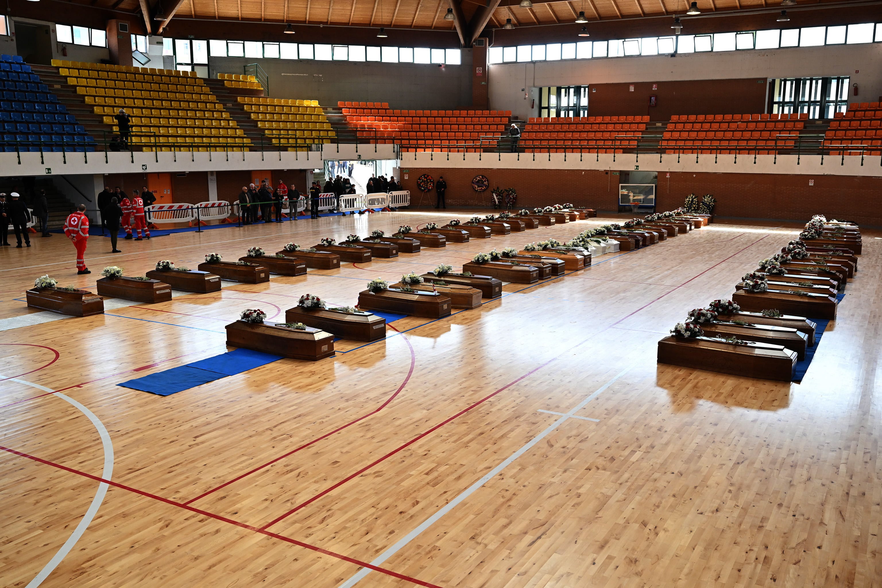 Los cuerpos de los migrantes fallecidos en Calabria en un polideportivo de la localidad