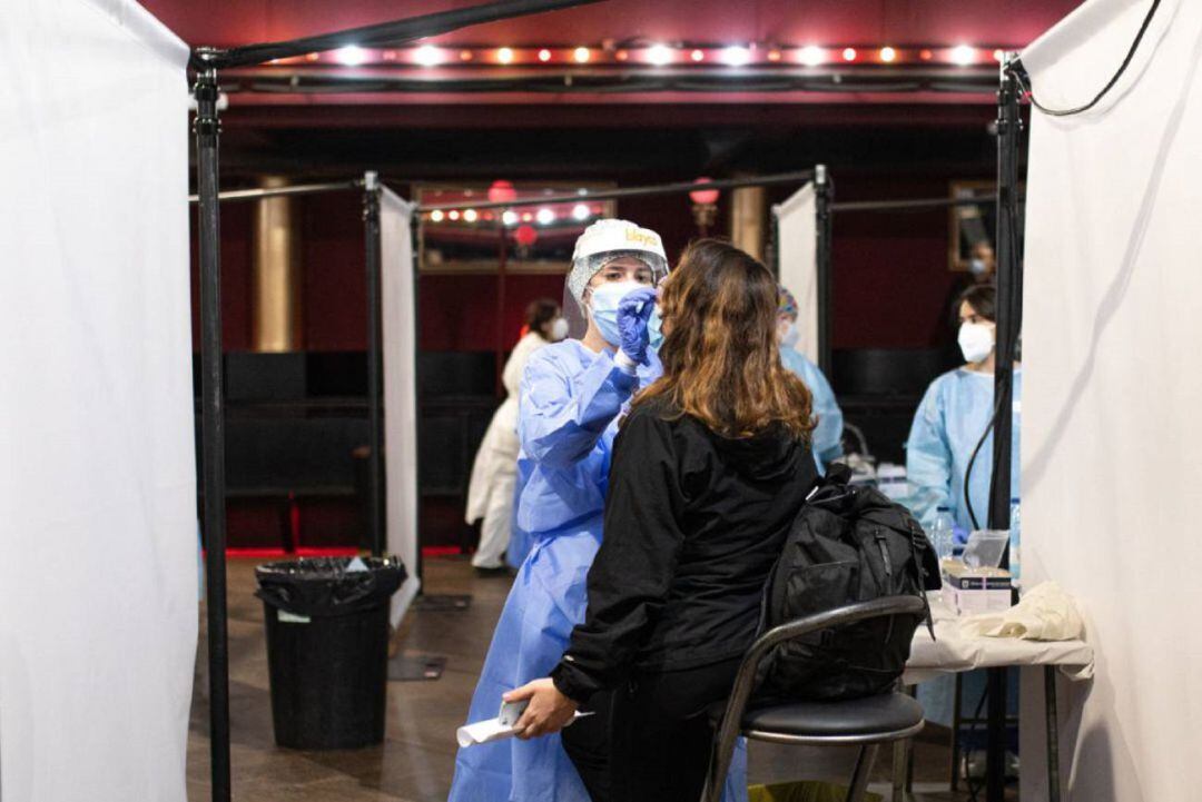 Realización de un test de antígenos.