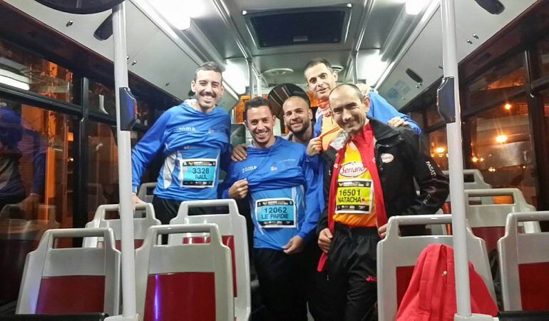 Corredores a bordo de un autobús de la EMT en el maratón de 2015