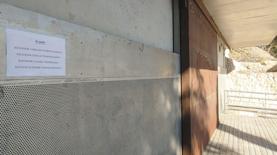 Túnel de acceso al ascensor del castillo de Santa Bárbara cerrado