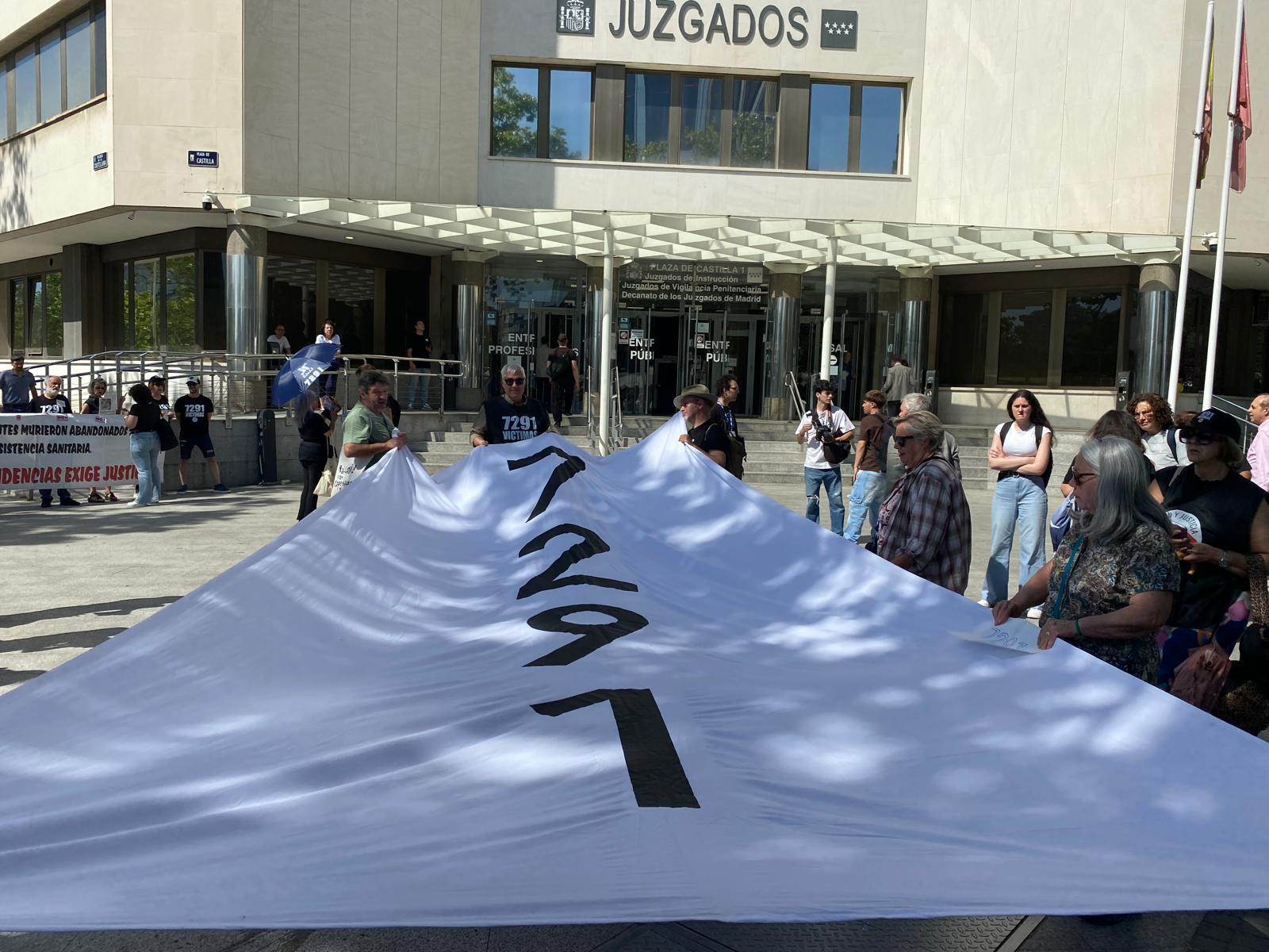 Dos exaltos cargos y un asesor del gobierno de Ayuso declaran como imputados por las muertes en las residencias durante la pandemia.