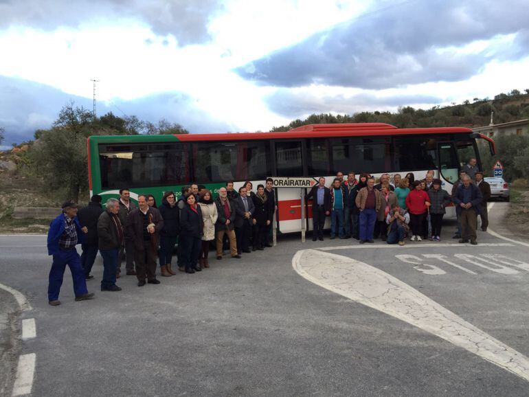 El autobús de línea ha llegado este lunes por primera vez a la localidad de Jorairatar, en la Alpujarra granadina