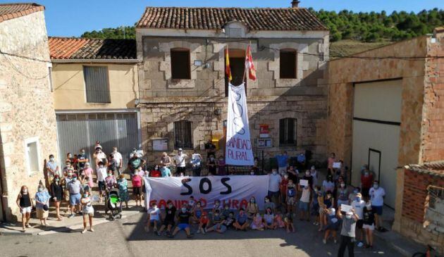 Los vecinos de Pilnillos de Esgueva (Burgos) protestan contra las carencias sanitarias en agosto de 2020.