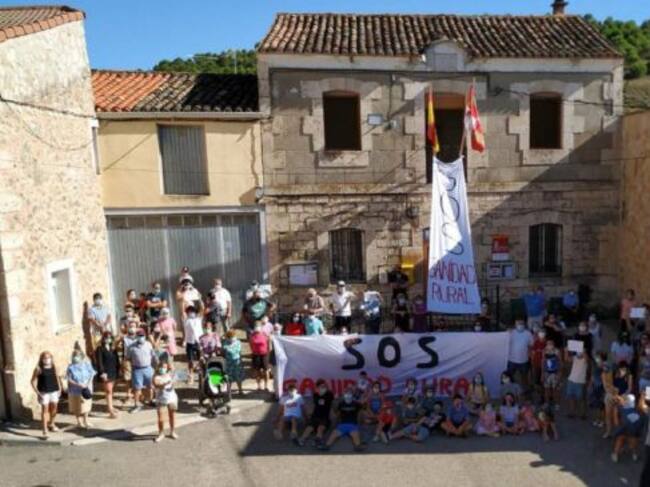 Los vecinos de Pilnillos de Esgueva (Burgos) protestan contra las carencias sanitarias en agosto de 2020.