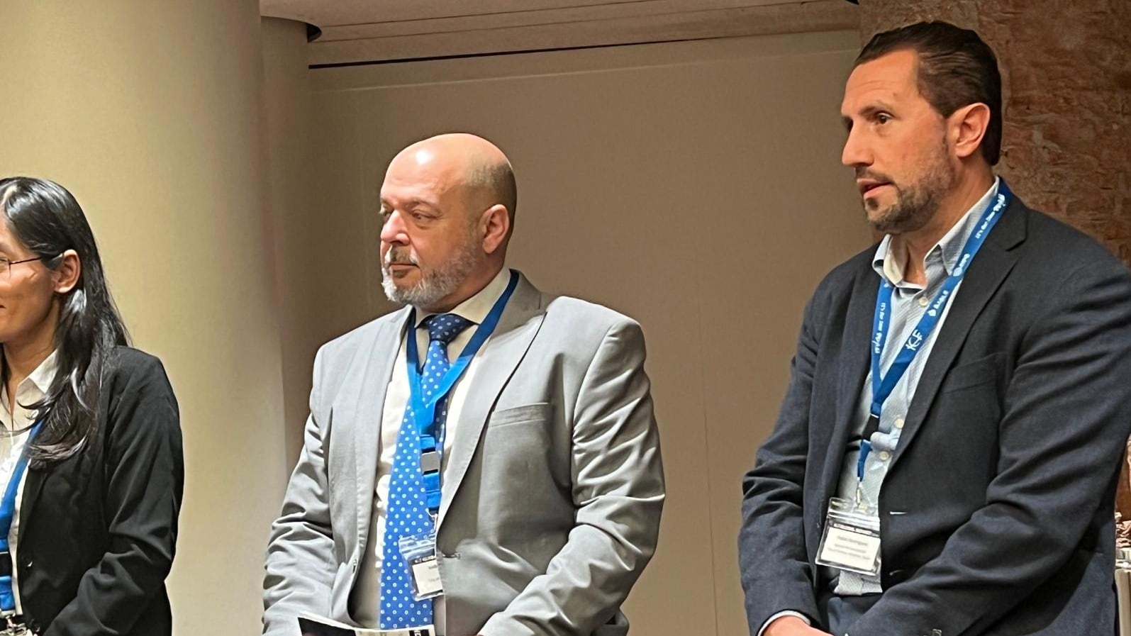 Isidro Monzó, alcalde de Salinas; junto a Pablo Rodríguez, agente de Innovación de Salinas; durante la presentación del proyecto en Barcelona