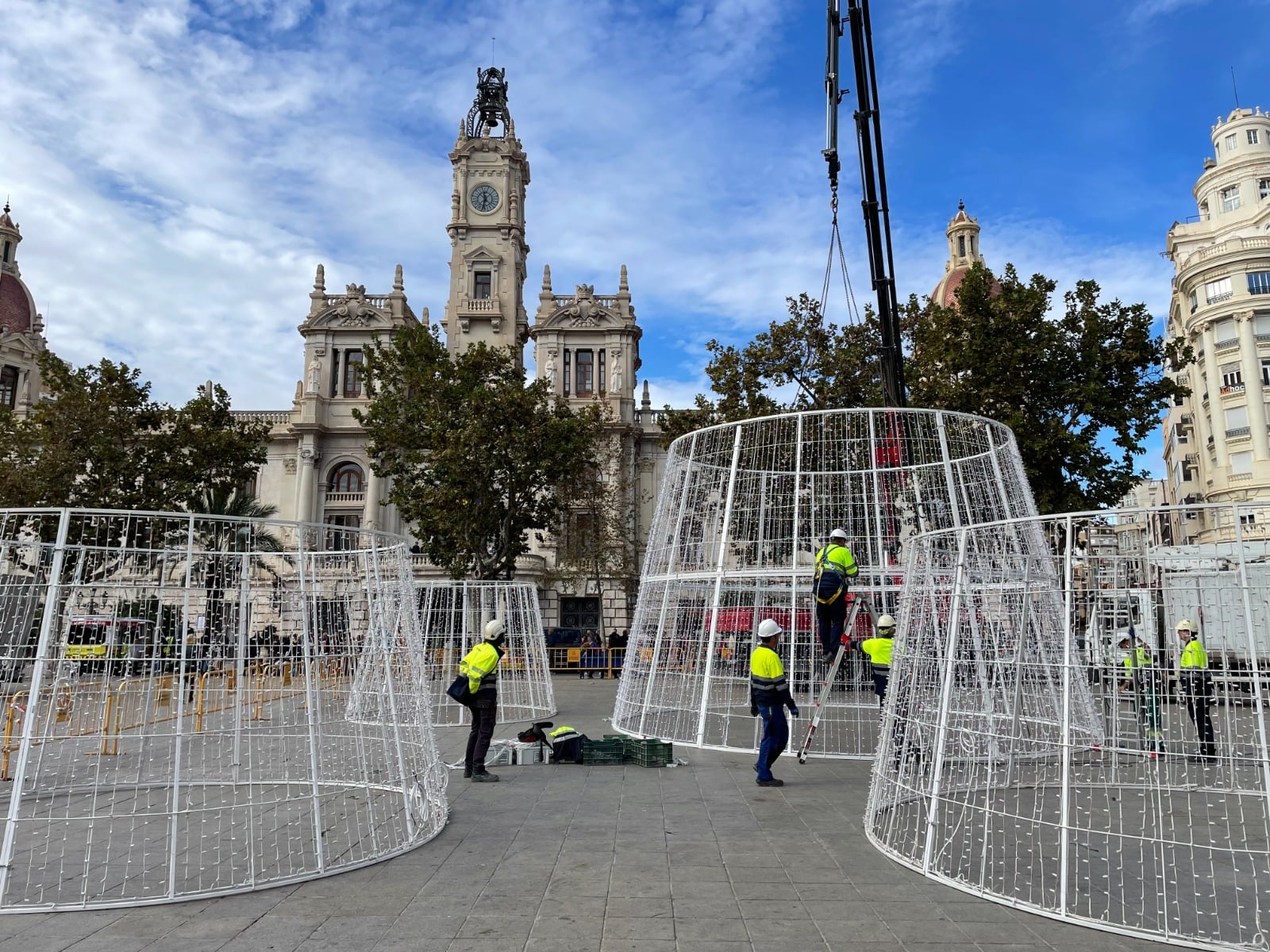 Montaje navideño en la plaza del Ayuntamiento de València