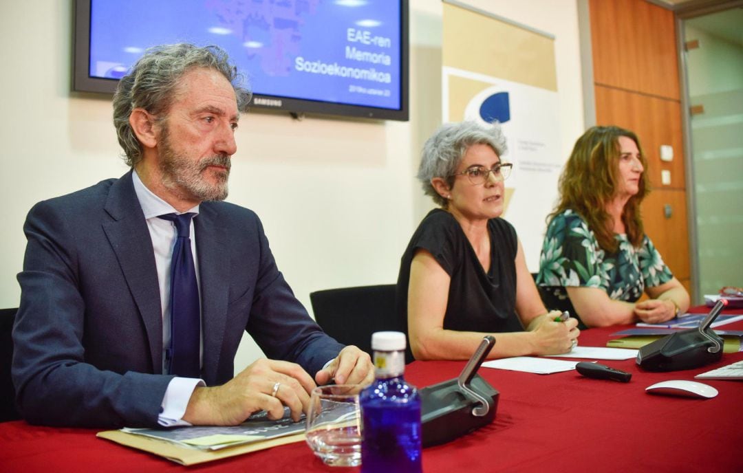 BILBAO  (23-07-2019)- La Presidenta del Consejo Económico y Social (CES) vasco, Emilia Málaga, junto al Decano de Económicas de la UPV, Jon Barrutia y Leire Ozerin, Técnica del CES.