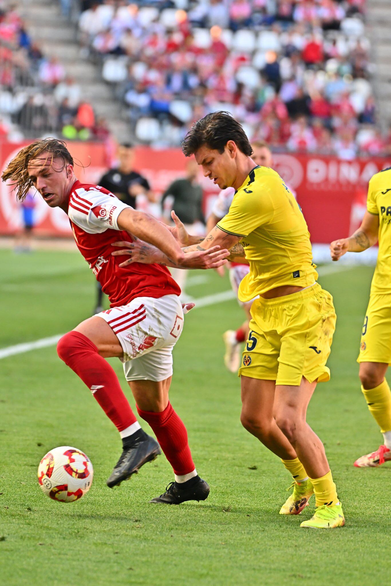 Pedro Benito protege el balón