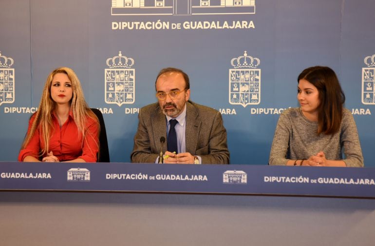 El diputado de cultura con dos de las becadas