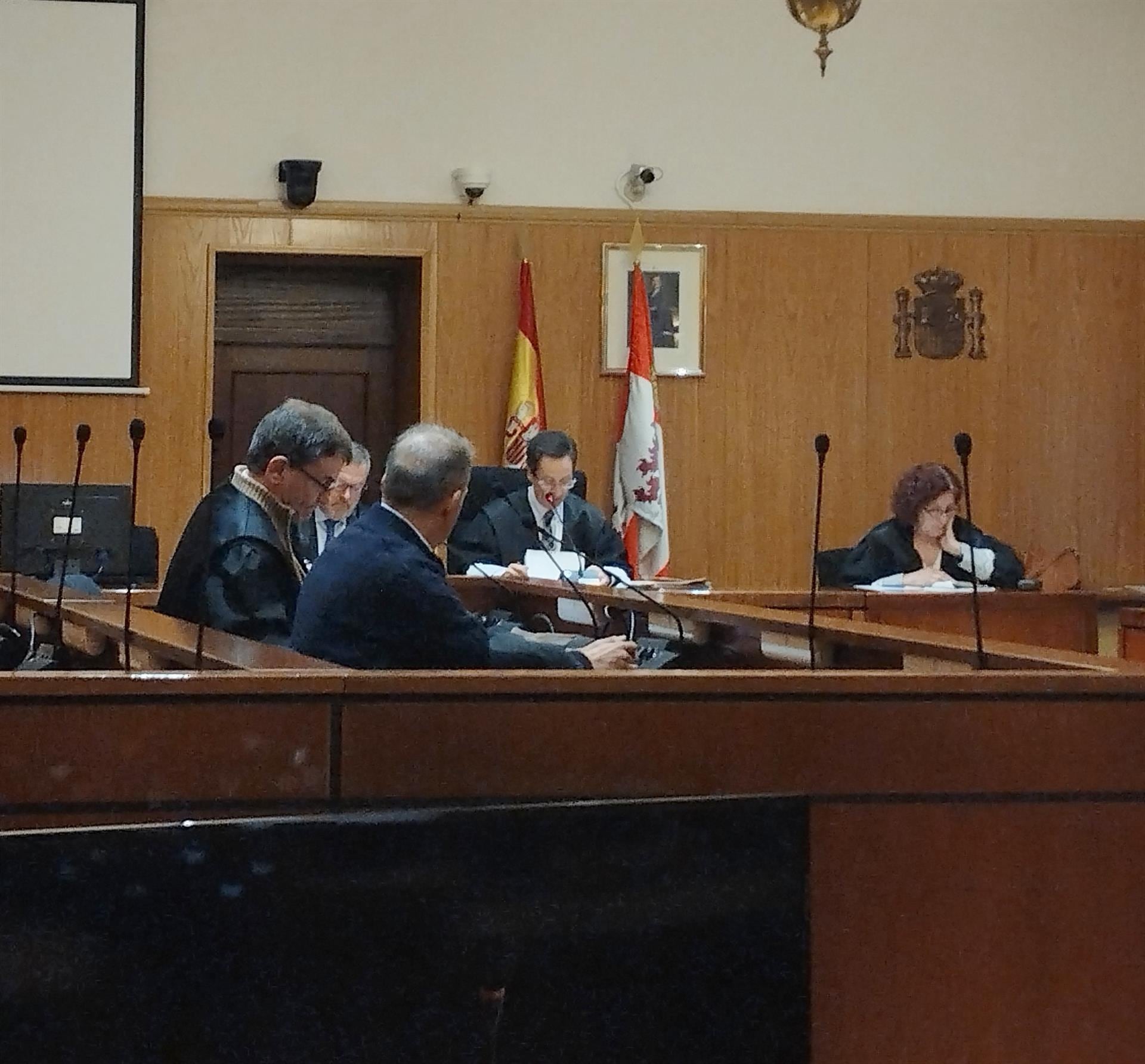 El policía nacional, en primer plano, junto a su defensor durante el juicio que ha quedado este lunes visto para sentencia en la Audiencia de Valladolid