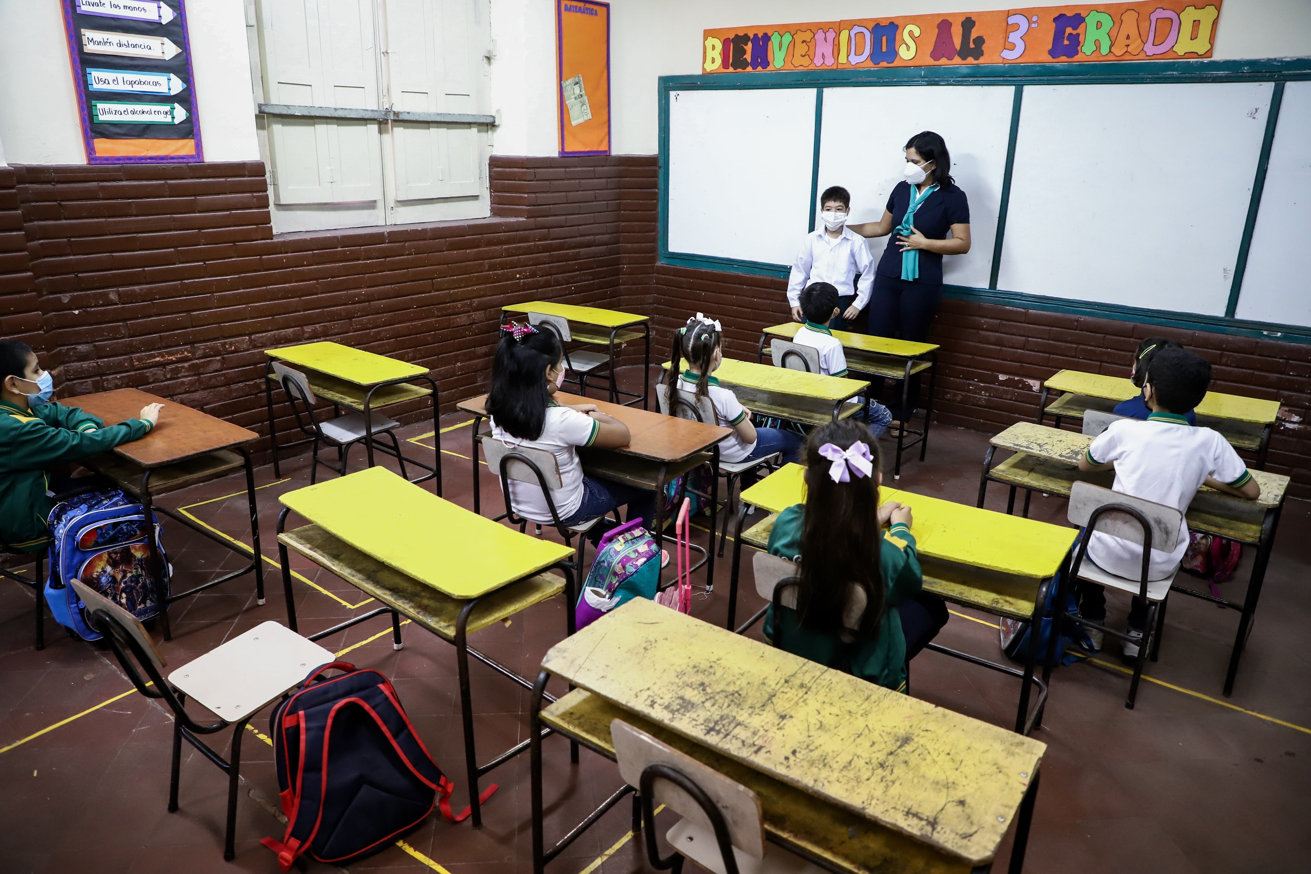 AME7187. ASUNCIÓN (PARAGUAY), 21/02/2022.- Varios alumnos asisten a la Escuela República del Brasil durante la reanudación de clases presenciales hoy, en Asunción (Paraguay). Alrededor de 1,5 millones de estudiantes volvieron este lunes a las escuelas en Paraguay, que buscará reforzar en las aulas la inmunización contra la covid-19 en los niños a partir de los 5 años de edad. EFE/ Nathalia Aguilar
