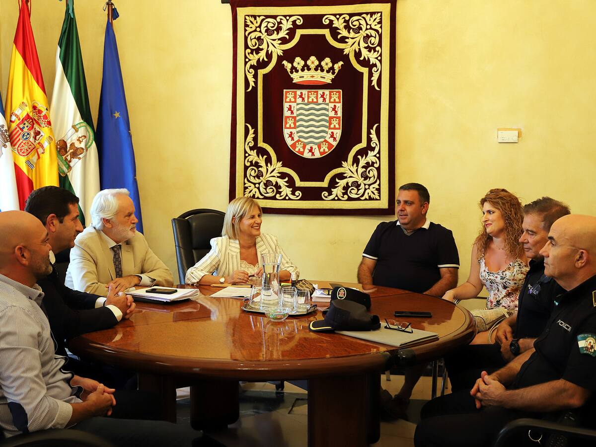 La alcaldesa felicita al vecino de Torrecera que facilitó la labores de extinción de un fuego declarado en esta ELA