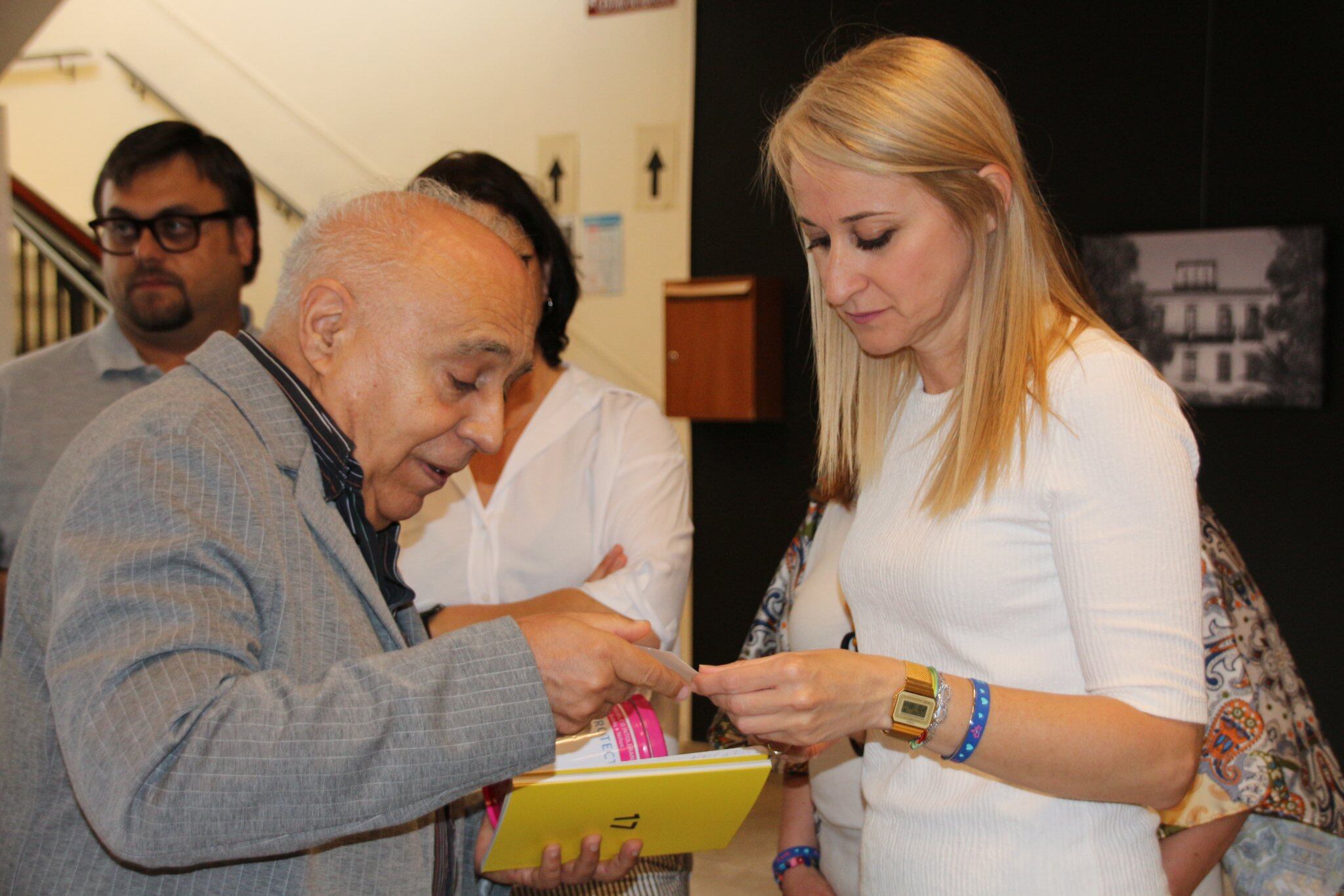 Damián Lajara, autor de la exposición con Mariola Guevara, alcaldesa de Alhama de Murcia.