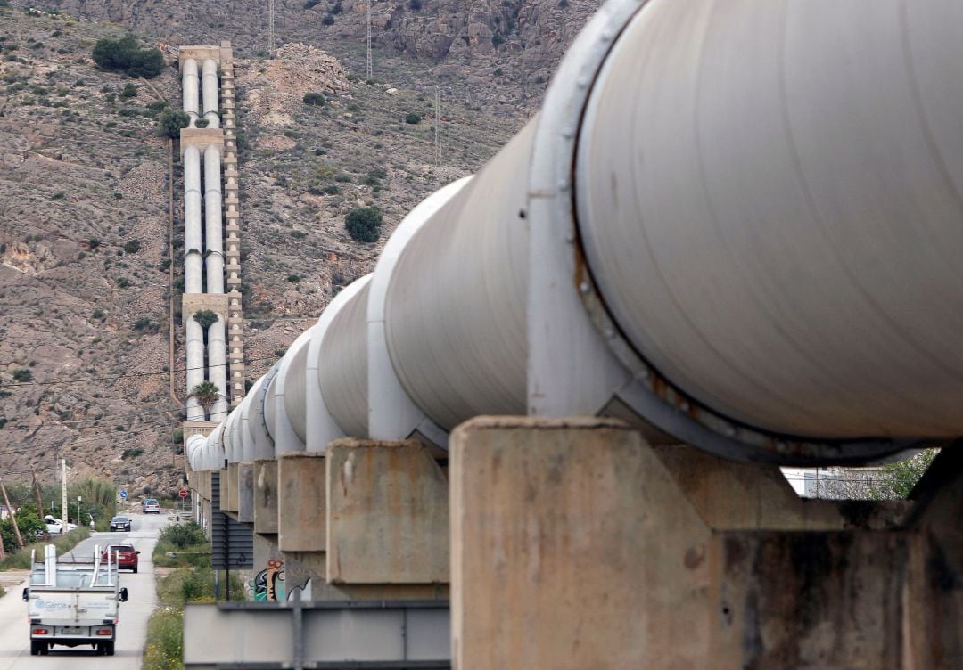 Fotografía tomada el 23-10-2021, de las tuberías que transportan el agua del trasvase Tajo-Segura, a su paso por la huerta oriolana