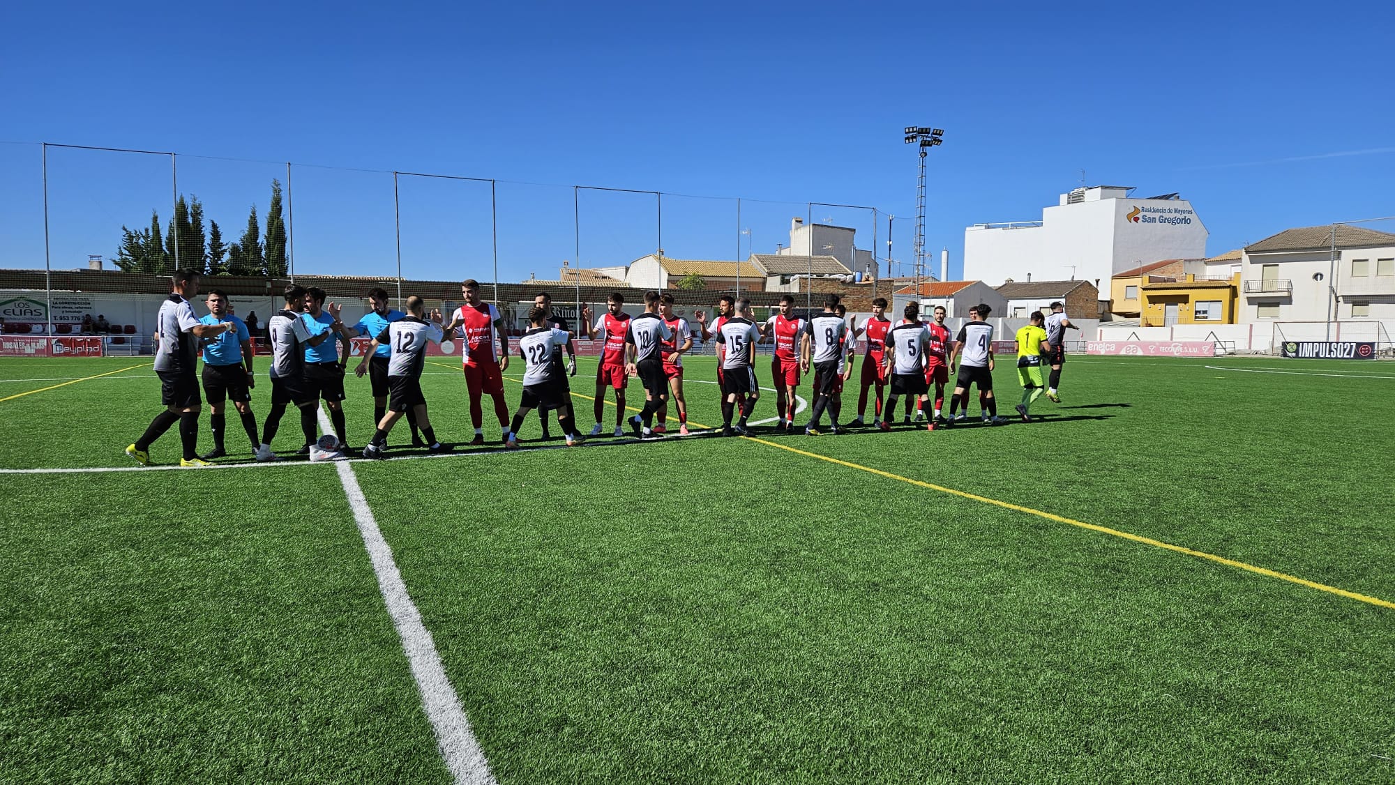 Saludo inicial entre los dos equipos