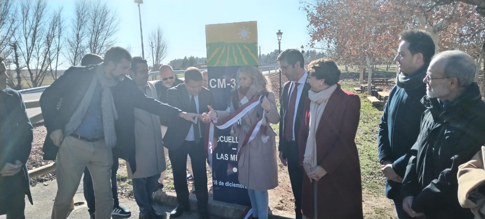 El presidente de Castilla-La Mancha, Emiliano García-Page; junto con el vicepresidente segundo del Gobierno regional, José Manuel Caballero; el consejero de Fomento, Nacho Hernando; la alcaldesa de Socuéllamos, Conchi Arenas; el alcalde de Las Mesas, Carlos Algaba; y la directora general de empleo de Castilla-La Mancha y concejala del Ayuntamiento de Socuéllamos, Elena García.