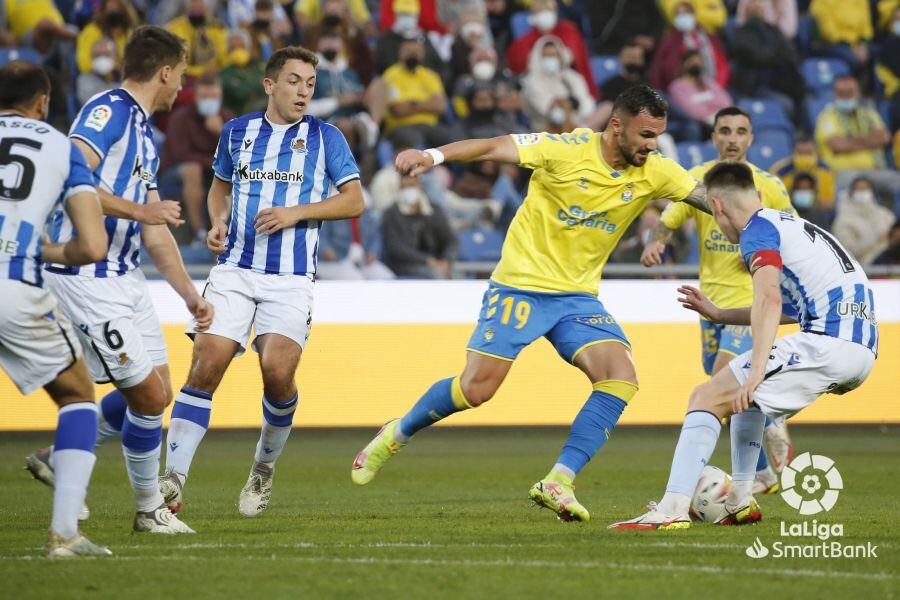 Sadiku rodeado de jugadores de la real Sociedad B