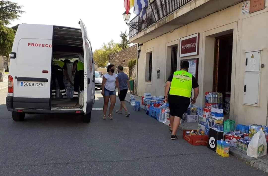 Recogida de productos en el Ayuntamiento de Torrecaballeros