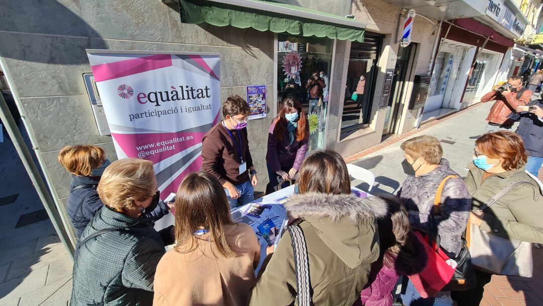 Mesa informativa contra la violencia de género en Elda