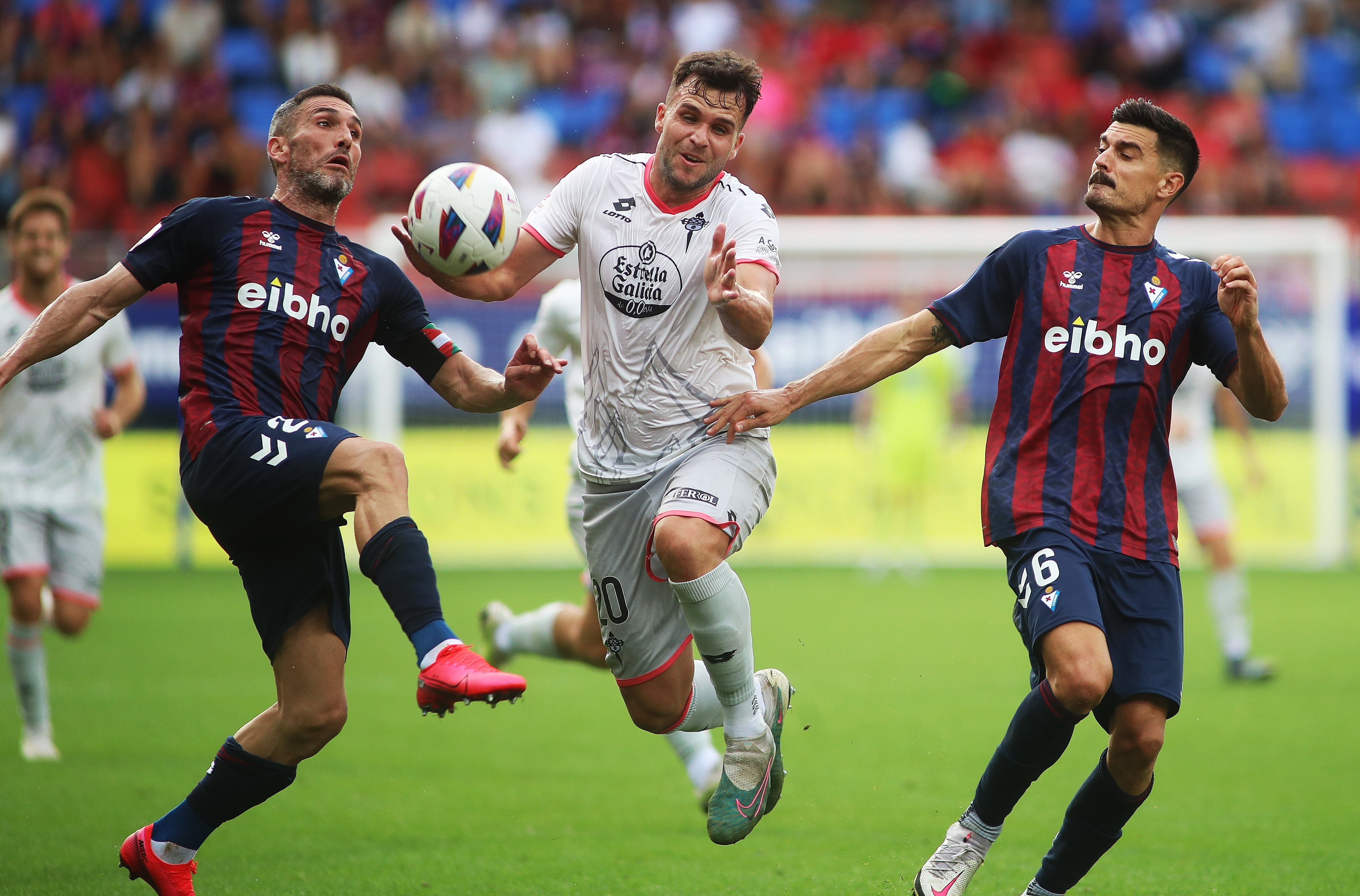 Álvaro Giménez, en una acción del Eibar-Racing en Ipurua (foto: Raúl Lomba / Cadena SER)