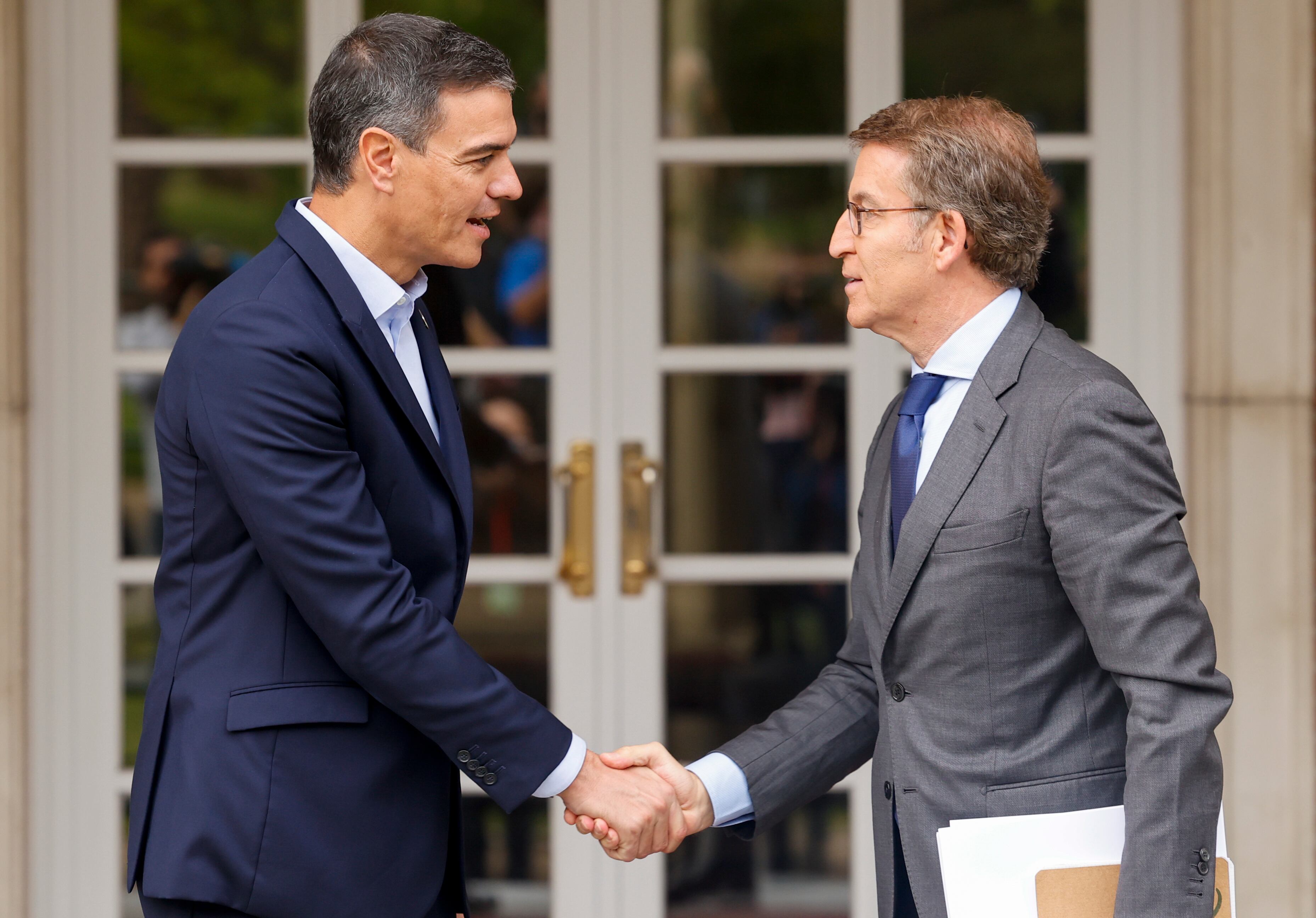 El presidente del Gobierno, Pedro Sánchez (i), recibe al líder del PP, Alberto Núñez Feijóo (d), antes de su reunión en La Moncloa, este lunes, para abordar la situación de crisis que se abre en el CGPJ tras la formalización de la dimisión del presidente del Tribunal Supremo y del CGPJ, Carlos Lesmes. EFE/ Sergio Pérez